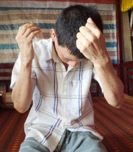 Lến diễn tả lại hành động công an đánh.