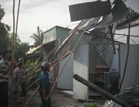 Lốc xoáy làm bị hư hạiȠnhà dân ở TP Vị Thanh. (Ảnh: CTV)