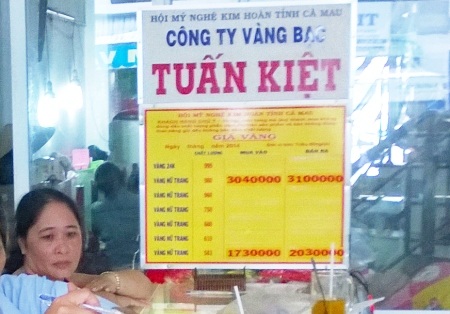 Bảng niêm yết giá cho thấy người dân phải chịu lỗ khi bán lại.