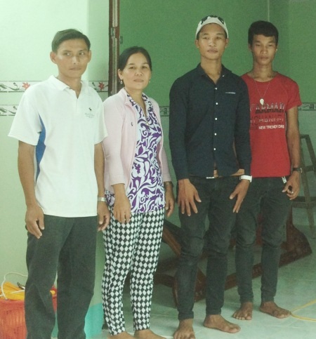 Hào Anh nói gì về việc “đuổi mẹ ra đường”? - 3 Hào Anh (áo đen) cùng cha mẹ và em trai trong nhà. (Ảnh: CTV)