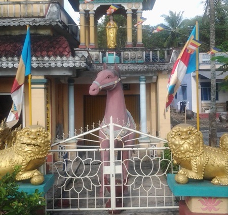 Xem tượng ngựa Xích Thố “độc” nhất miền Tây - 3 Đây được xem là bức tượng ngựa Xích Thố độc nhất miền Tây.