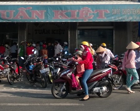 Rất đông người dân đi bán vàng vì tin đồn thất thiệt.