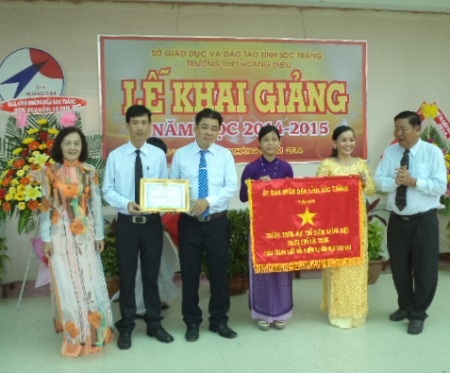 Trường THPT Hoàng Diệu nhận cờ thi đua của UBND tỉnh Sóc Trăng. (Ảnh: Cao Xuân Lương)