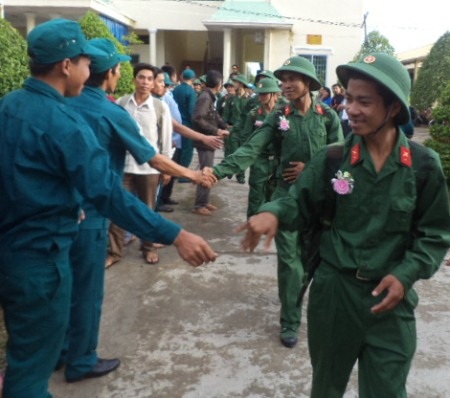Gần 2.000 thanh niên Thủ đô háo hức lên đường nhập ngũ - 12 Các tân binh lên đường nhập ngũ.