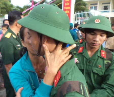 Gần 2.000 thanh niên Thủ đô háo hức lên đường nhập ngũ - 14 Bịn rịn giây phút chia tay.