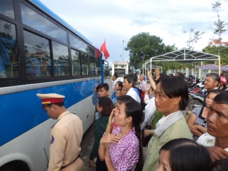 Gần 2.000 thanh niên Thủ đô háo hức lên đường nhập ngũ - 15 Bịn rịn giây phút chia tay.