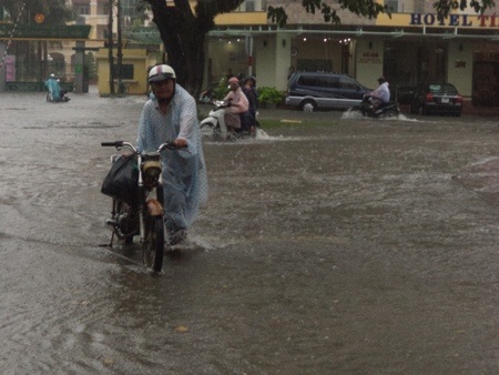 Đường thành sông.