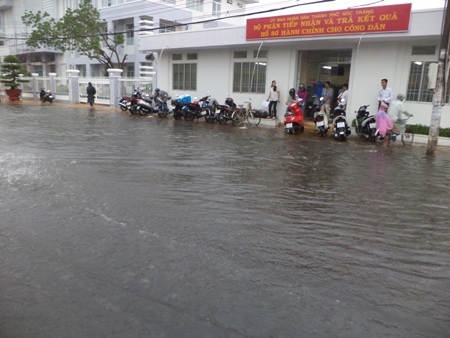 Trụ sở cơ quan nhà nƲớc, cơ sở kinh doanh, nhà dân cùng chung số phân bị nước tấn công.