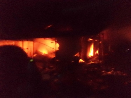 Lửa phát cháy từ gian hàng bán vải.