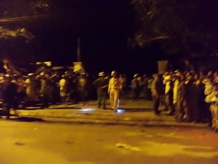 Rất đông người dân bên ngoài khu vực cháy theo dõi công tác dập lửa.