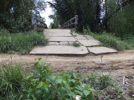 Cây cầu Bà Thiệt (xã Hòa Tú 2) chẳng có mố cầu mà được lót tạm bằng mấy tấm đan xi măng.