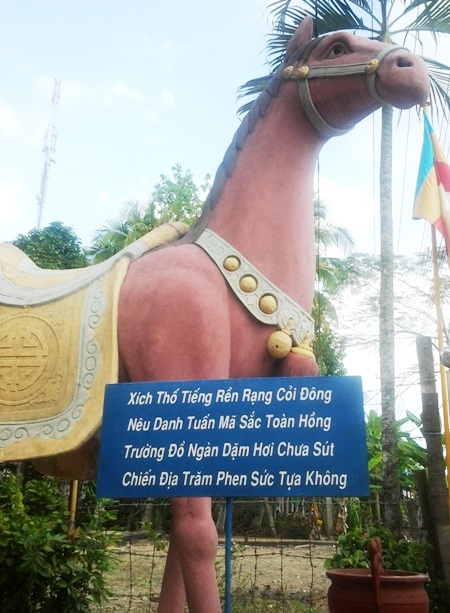 Xem tượng ngựa Xích Thố “độc” nhất miền Tây - 4 Đây được xem là bức tượng ngựa Xích Thố độc nhất miền Tây.