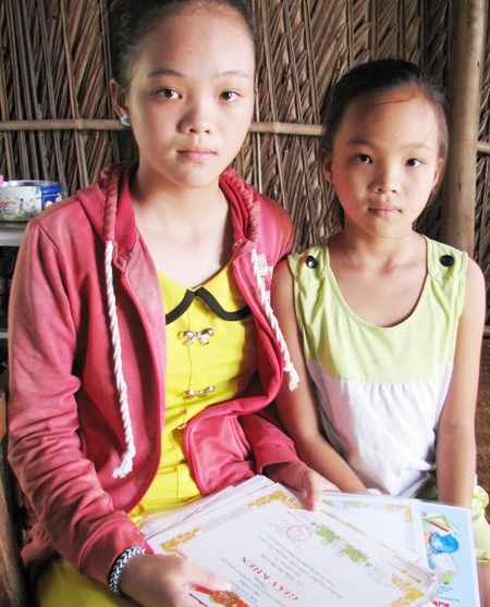 Hai con gái của chị Ngọc là cháu Mỹ Linh và Mỹ Dung dù nhà nghèo nhưng học rất giỏi.