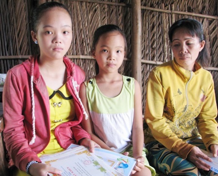 Căn nhà của 3 mẹ con chị Ngọc đang ở đã hư hại có thể bị sập bất cứ lúc nào.