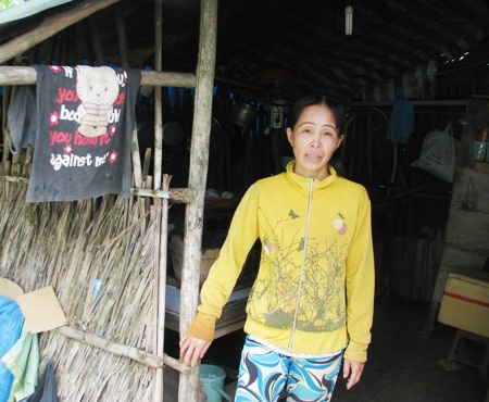 Chị Trần Mỹ Ngọc trong căn nhà sau lụp sụp, ẩm thấp của mình.