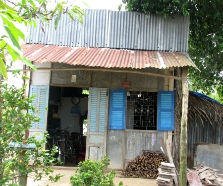 Căn nhà của 3 mẹ con chị Ngọc đang ở đã hư hại có thể bị sập bất cứ lúc nào.