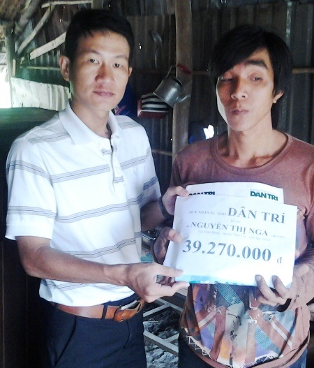 Mẹ con bà Nguyễn Thị Nga nhận hơn 39 triệu đồng tiền bạn đọc - 1 PV