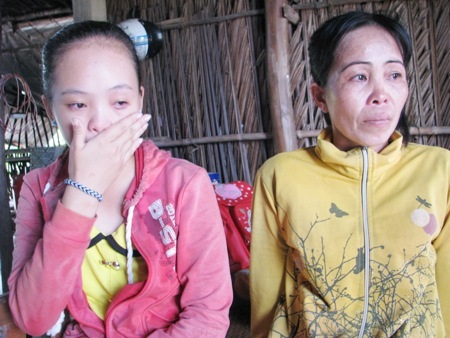 Mỗi khi nhắc đến hoàn cảnh khó khăn của gia đình, chị Ngọc và con gái lại nghẹn ngào nước mắt.