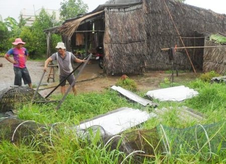 Người dân chuẩn bị vật liệu sửa sang lại nhà cửa sau lốc xoáy. (Ảnh: Huỳnh Hải)