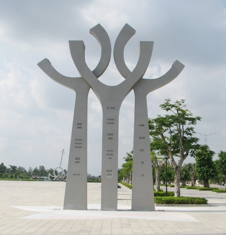 ...và Biểu tượng 3 dân tộc Kinh- Hoa- Khmer...