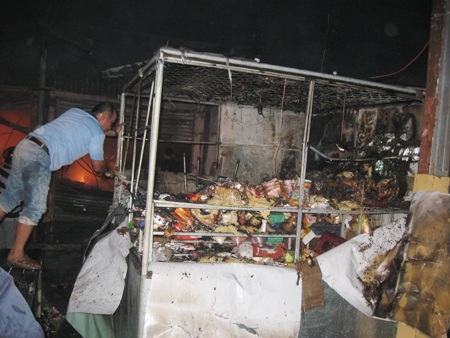 Hàng hóa cháy rụi và nhiều gian hàng bị đổ sập trong vụ cháy.
