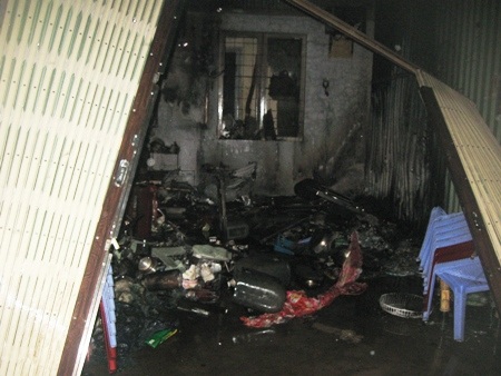 Hàng hóa cháy rụi và nhiều gian hàng bị đổ sập trong vụ cháy.