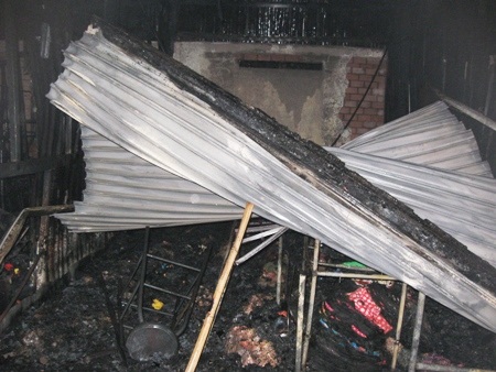 Hàng hóa cháy rụi và nhiều gian hàng bị đổ sập trong vụ cháy.