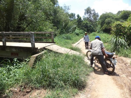 Qua cầu là một cực hình của người dân.