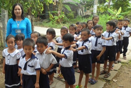 “Thiên thần nhỏ” bỡ ngỡ ngày khai trường - 9 Các em học sinh lớp 1 Trường TH Phong Thạnh bở ngỡ khi vào trường mới. (Ảnh: Huỳnh Hải)