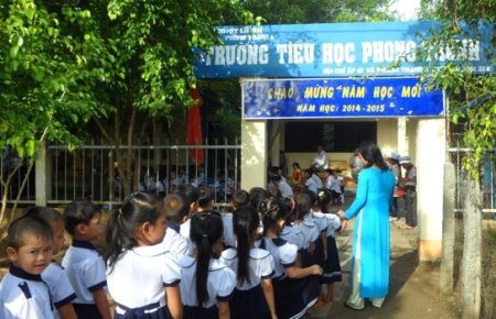 “Thiên thần nhỏ” bỡ ngỡ ngày khai trường - 8 Các em học sinh lớp 1 Trường TH Phong Thạnh bở ngỡ khi vào trường mới. (Ảnh: Huỳnh Hải)