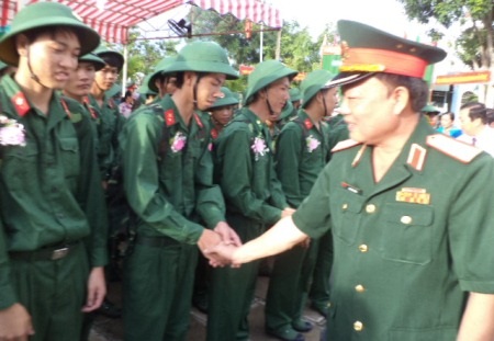 Gần 2.000 thanh niên Thủ đô háo hức lên đường nhập ngũ - 13 Thiếu tướng Lê Minh Hiền dặn dò các tân binh.