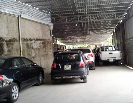 Cà Mau: Nghịch lý kiện đòi đất đã bán cách đây 3 năm - 1 Phần đất mà ông Bách đã bán. Hiện ông Dũng đang kinh doanh bãi đậu xe.