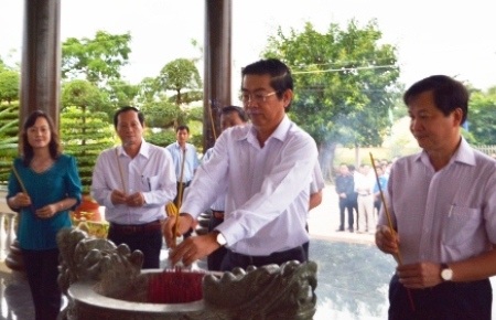 Lãnh đạo tỉnh Bạc Liêu dâng hương lên Bác. (Ảnh: CTTĐTBL)