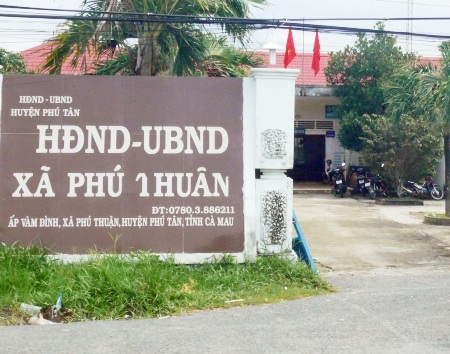 UBND xã Phú Thuận- nơi xảy ra nhiều vụ lùm xùm liên quan đến ông Chủ tịch xã.