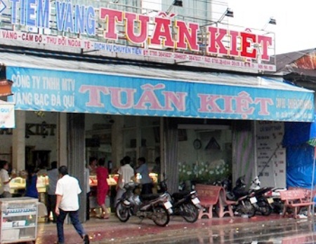 Vụ đổ xô đi bán vàng ở Cà Mau: Công an điều tra kẻ tung tin đồn - 1 Tiệm vàng Tuấn Kiệt liêu xiêu vì tin đồn vàng non tuổi