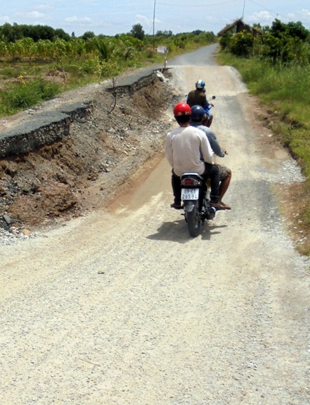 Một đoạn bị sụp lún.