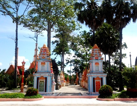 Thăm ngôi chùa Khmer hơn 100 năm tuổi ở Bạc Liêu - 11 ...cùng các tháp lưu giữ hài cốt