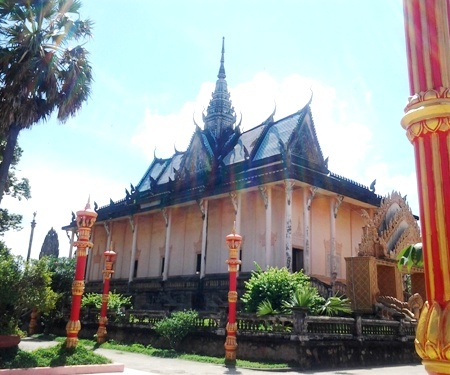 Thăm ngôi chùa Khmer hơn 100 năm tuổi ở Bạc Liêu - 9 Chánh điện chùa trải qua mưa nắng thời gian trông rêu phong cổ kính.