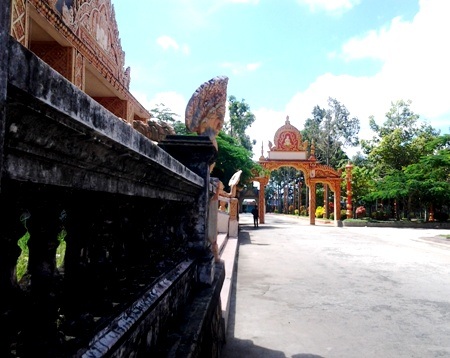 Thăm ngôi chùa Khmer hơn 100 năm tuổi ở Bạc Liêu - 2 Lối cổng dẫn vào chùa.