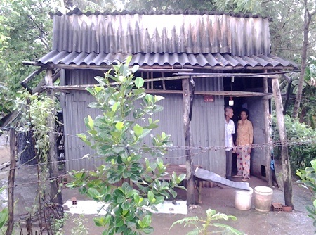 Thương cảnh cha già, con câm khốn khổ trong ngôi nhà sắp sập - 3 Căn nhà của hai cha con cụ Phuông đã xiêu vẹo, có thể bị sập bất cứ lúc nào.