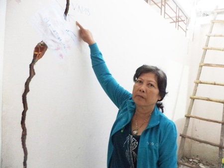 Bà Vân chỉ vết nứt lớn trong tường nhà.