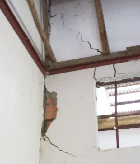 Những vết nứt trên tường nhà bà Vân.