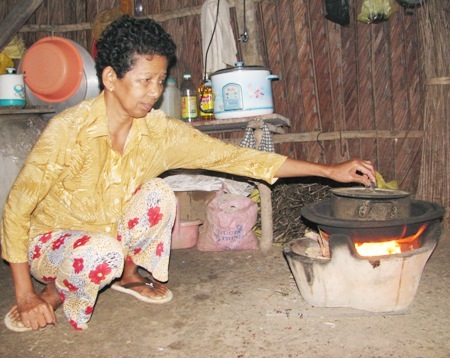 Thương cảnh cha già, con câm khốn khổ trong ngôi nhà sắp sập