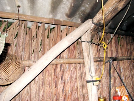 Căn nhà chỉ được chống đỡ tạm bằng những thanh cây nhỏ...