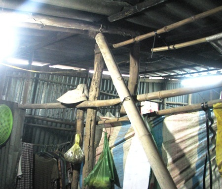 Căn nhà chỉ được chống đỡ tạm bằng những thanh cây nhỏ...