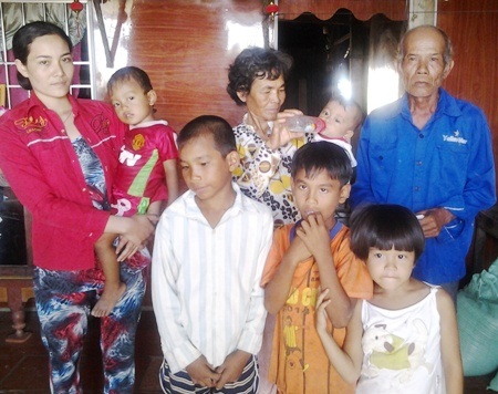 Cha mẹ chết dưới tay bác ruột, 5 đứa trẻ thơ dại thành mồ côi - 8 Vợ chồng ông Hal giờ phải gồng gánh 5 đứa cháu thơ dại. (Ảnh: Huỳnh Hải)