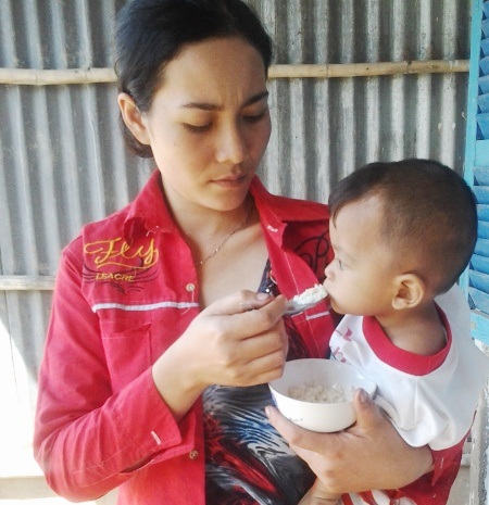 Cha mẹ chết dưới tay bác ruột, 5 đứa trẻ thơ dại thành mồ côi - 7 Chị Triệu Thị Mai Ka- em gái chị Na phải thay chị chăm sóc cho cháu nhỏ.