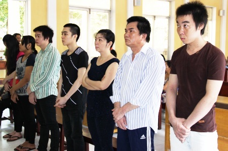 Bị cáo Mã Hóa Kim (áo đen) và các bị cáo trong đường dây cho vay nặng lãi.