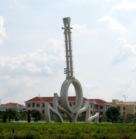 ...nơi có Biểu tượng cây đờn kìm cách điệu đạt kỷ lục Việt Nam.