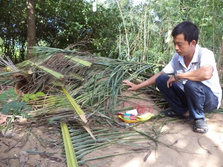 Anh Dũng bên phần mộ đơn sơ của con trai.